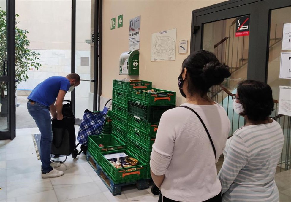 Reparto de productos básicos en Casa Caridad Valencia.