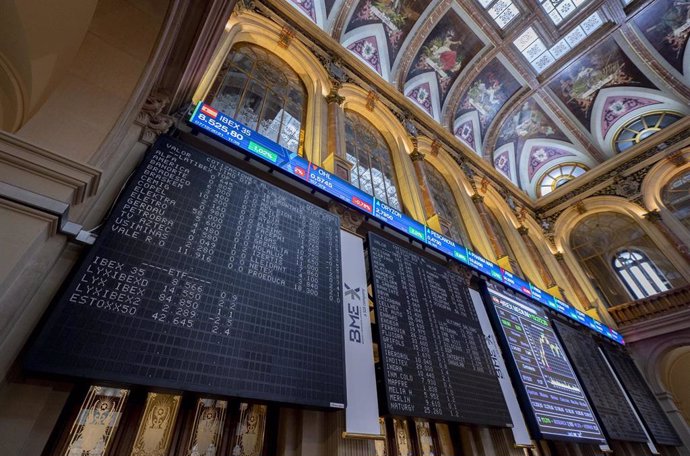 Paneles en el Palacio de la Bolsa, a 7 de noviembre de 2021, en Madrid, (España).