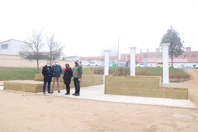 Visita de la concejal María Sánchez al parque de Las Lavanderas en La Overuela.