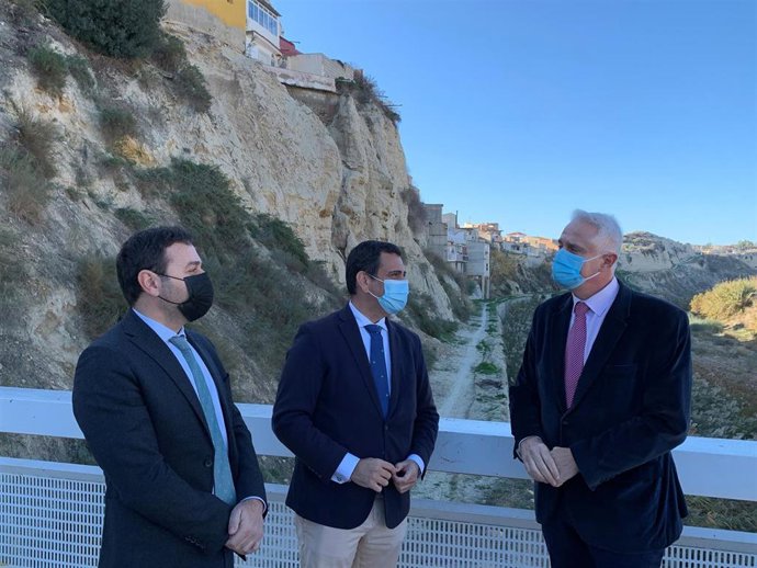 El director general de Territorio y Arquitecturas, Jaime Pérez Zulueta, el consejero de Fomento e Infraestructuras, José Ramón Díez de Revenga, y el alcalde de Albudeite, Jesús García, durante la presentación del proyecto de interés regional
