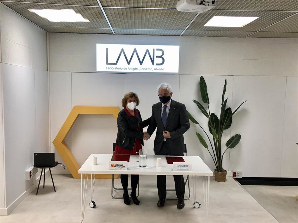 La consejera autonómica, María Victoria Broto, y el presidente de Unicef Aragón, José Manuel Pomar, tras la firma del convenio