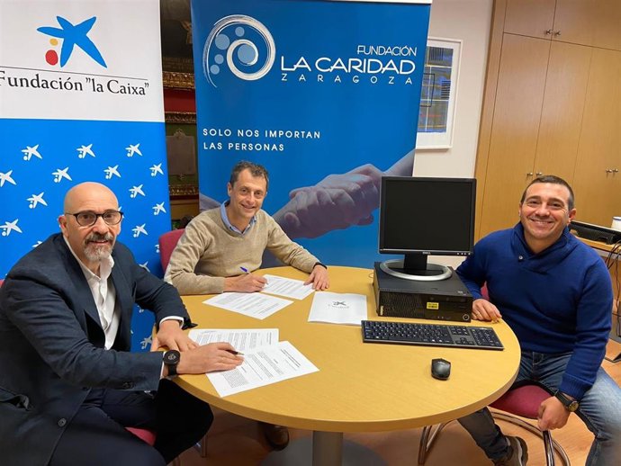 Entrega de material informático de Caixabank a la Fundación La Caridad, en Zaragoza.