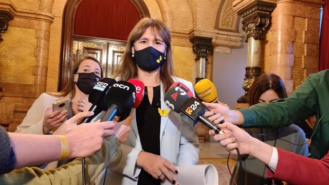 La presidenta del Parlament, Laura Borràs, en declaraciones a los periodistas a 14 de diciembre de 2021.
