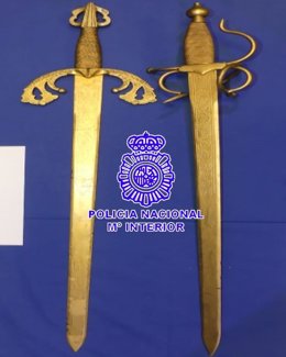 Espadas intervenidas a un individuo que intentó entrar en dos domicilios en el barrio de La Rondilla.