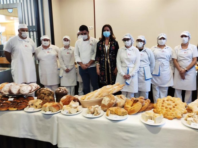 La consejera Ana Carlota Amigo junto a participantes en curso de panadería del Centro de Formación Profesional de Salamanca.