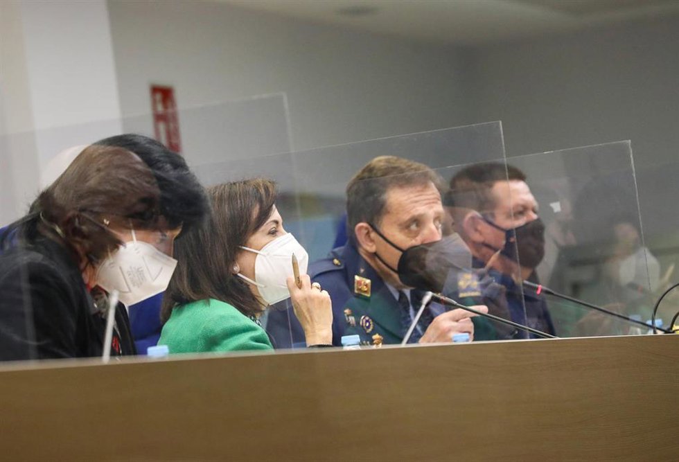 La ministra de Defensa, Margarita Robles y el teniente general Francisco Braco, intervienen durante su visita al Mando de Operaciones en la Base de Retamares