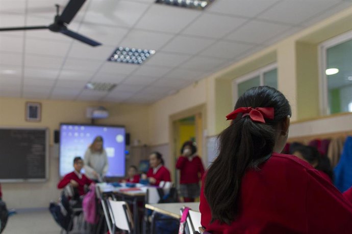 Archivo - Alumnos en un aula  