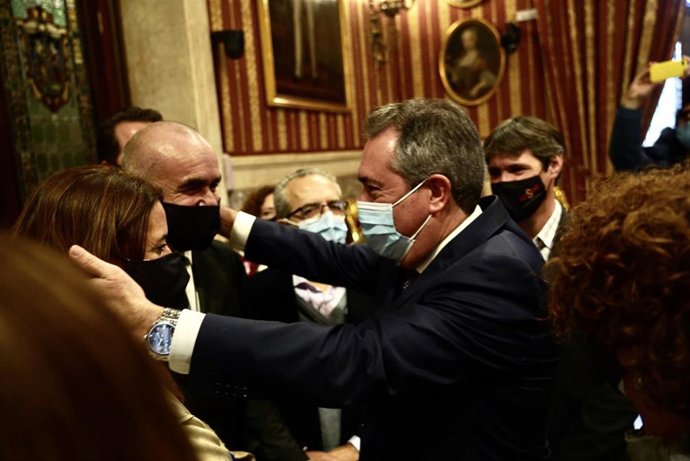 Juan Espadas abraza a Antonio Muñoz