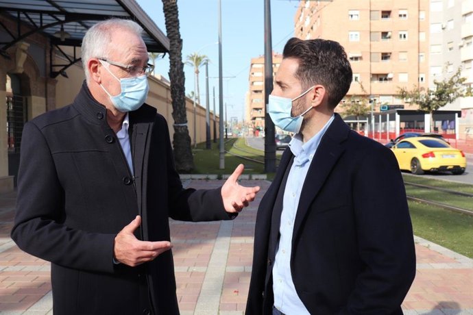 El secretario ejecutivo de Infraestructuras, Urbanismo y Vivienda del PPRM, José Francisco Lajara, junto con el concejal del PP del Ayuntamiento de Murcia, Antonio Navarro