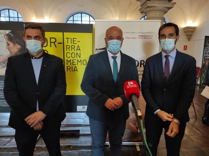 Antonio Ruiz (centro), entre Diego Blázquez (dcha.) y Ramón Hernández.