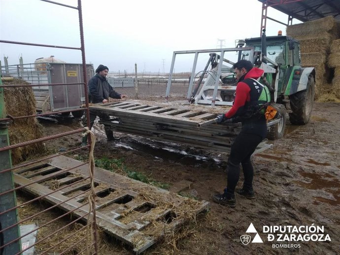 Los bomberos de la DPZ ayudan a los ganaderos de Novillas y Galluar a acceder a sus granjas