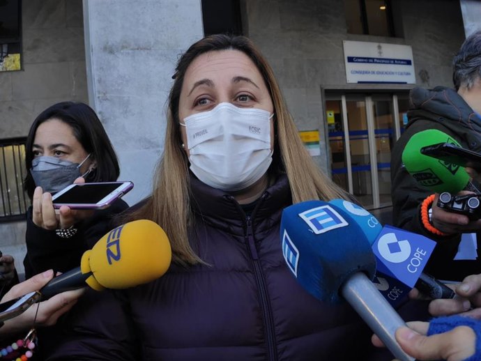 La consejera de Educación, Lydia Espina, atiende a los medios.