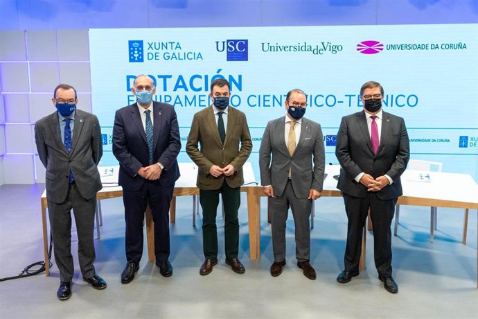 El conselleiro de Cultura, Educación e Universidade, Román Rodríguez, y los tres rectores de las universidades públicas gallegas.