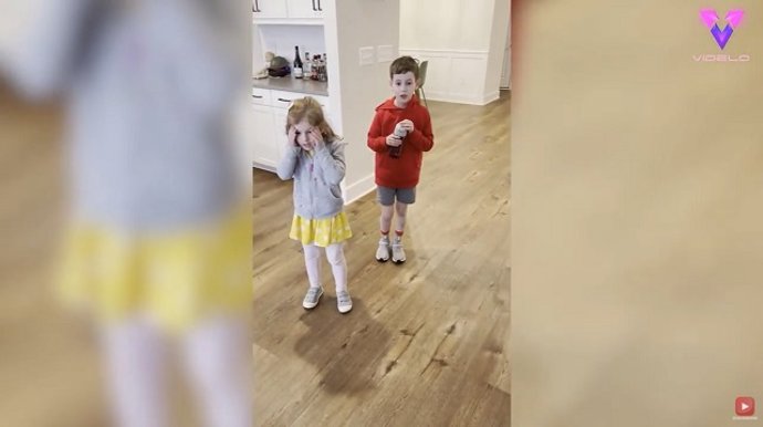 Un padre sorprende a sus hijos con un inesperado regalo