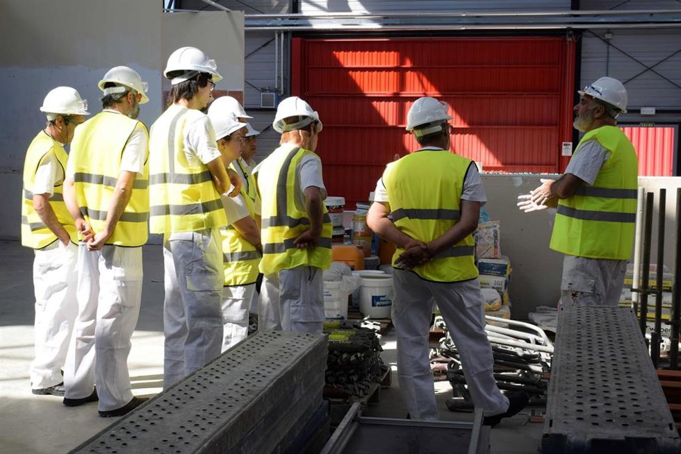 Archivo - Varios obreros de la construcción