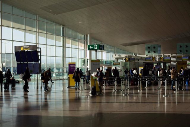 Vista general de varios pasajeros en el aeropuerto de El Prat, a 19 de noviembre de 2021, en Barcelona, Cataluña (España). El aeropuerto de la red Aena es el primer aeropuerto en extensión y tráfico de Cataluña y el segundo aeropuerto con mayor tráfico de