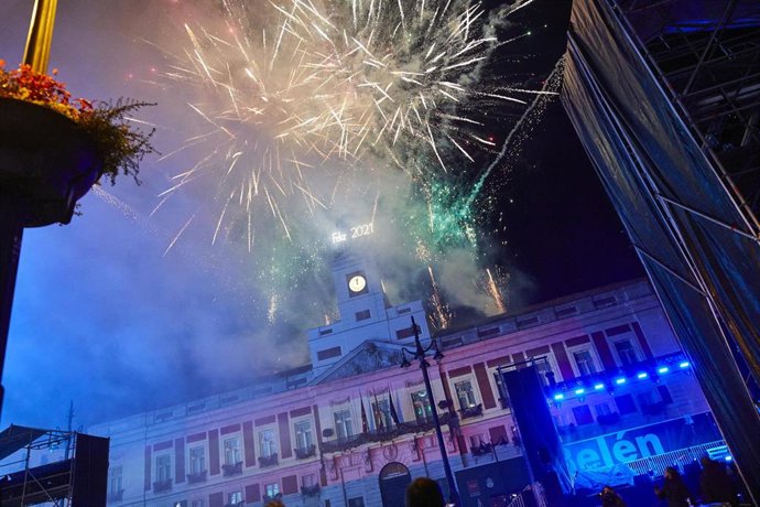 Archivo - Una gran pirotecnia recibe al año 2021 en la Puerta del Sol, en Madrid (España), a 31 de diciembre de 2020.