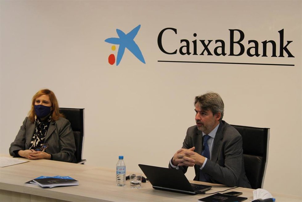 La responsable del Centro de Conocimiento e Innovación de CaixaBank Dualiza, Mónica Moso, y el director general de Fundación SEPI, Ángel Díaz Chao, en la presentación del informe "La Formación Profesional en la empresa industrial española".