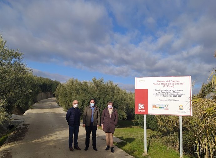 Manuel Olmo (centro), en el acto de entreda a Salvador Cubero (izda.) de las obras en el camino de Doña Mencía.