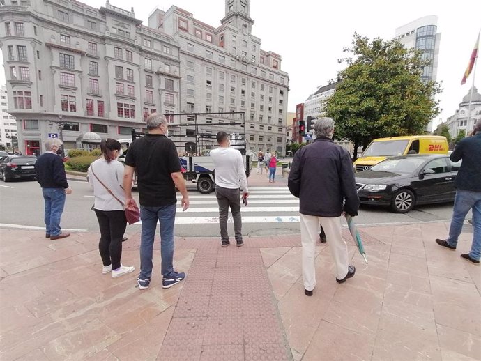 Archivo - Gente por la calle en Oviedo.