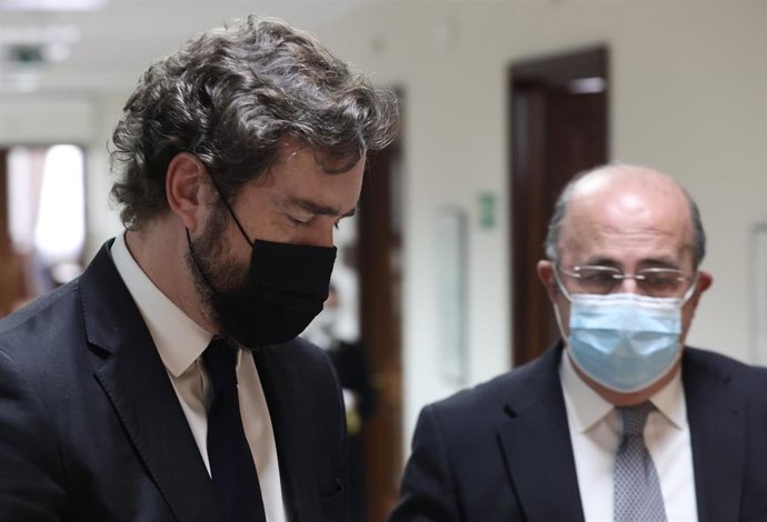 El portavoz de Vox en el Congreso, Iván Espinosa de los Monteros (i), y el diputado de Vox, Ignacio Gil Lázaro, a su llegada una Junta de Portavoces en el Congreso de los Diputados