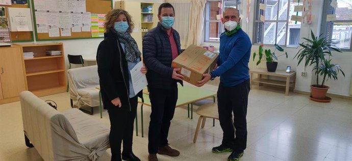 El Ayuntamiento de Marratxí entrega 'Kits covid' en colegios del municipio.