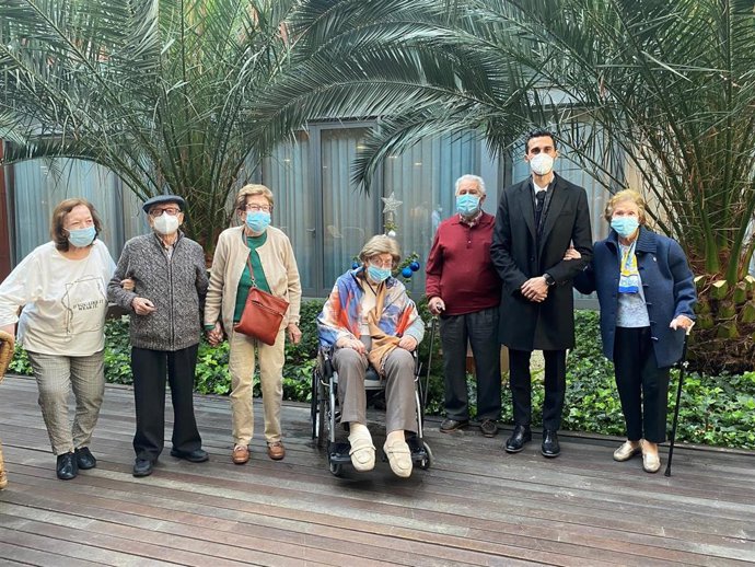 El exjugador Álvaro Arbeloa junto a residentes de Sanitas Mayores en Mirasierra (Madrid).