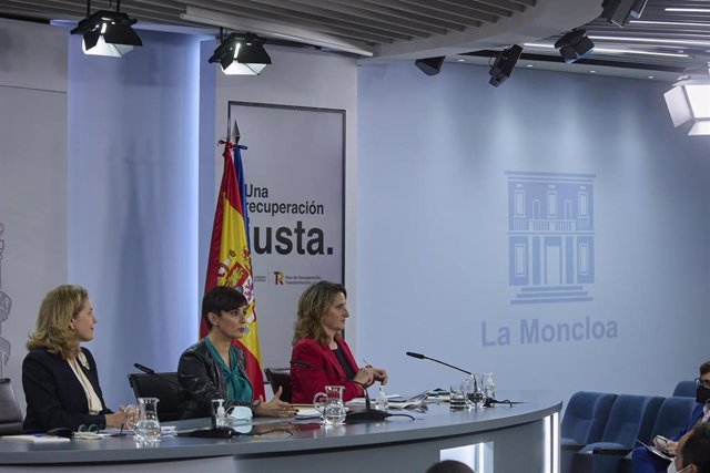 (I-D) La ministra de Asuntos Económicos, Nadia Calviño; la ministra Portavoz, Isabel Rodríguez; y la ministra para la Transición Ecológica y el Reto Demográfico, Teresa Ribera, tras el Consejo de Ministros, a 14 de diciembre de 2021, en Madrid, (España). 