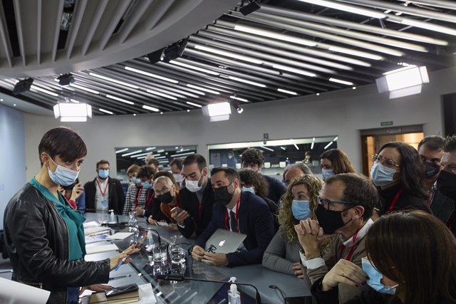 La ministra Portavoz, Isabel Rodríguez, conversa con los periodistas tras la rueda de prensa posterior al Consejo de Ministros