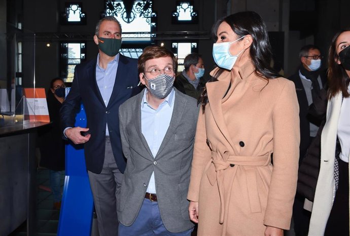 (I-D) El secretario general de Vox, Javier Ortega Smith; el alcalde de Madrid, José Luis Martínez Almeida y la vicealcaldesa Begoña Villacís.