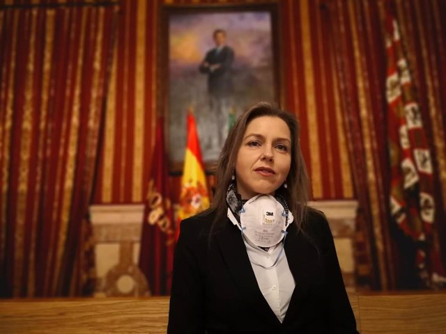 Archivo - La portavoz del Grupo Municipal Vox en el Ayuntamiento de Sevilla, Cristina Peláez, con una mascarilla al cuello en el Salón Colón