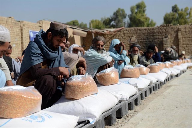 Archivo - Reparto de ayuda del Programa Mundial de Alimentos (PMA) en Kandahar