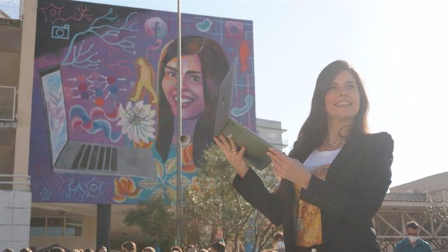 La investigadora Ana Freire es la protagonista el mural número 25 de 'Dones de ciència', situado en el colegio CEIP Tomás de Villarroya de València