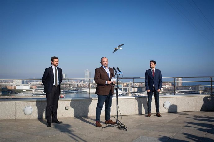 El presidente del PP catalán, Alejandro Fernández, en rueda de prensa junto al líder del PP, Pablo Casado, y el presidente del PP de Barcleona, Manu Reyes, a 14 de diciembre de 2021, en Barcelona.