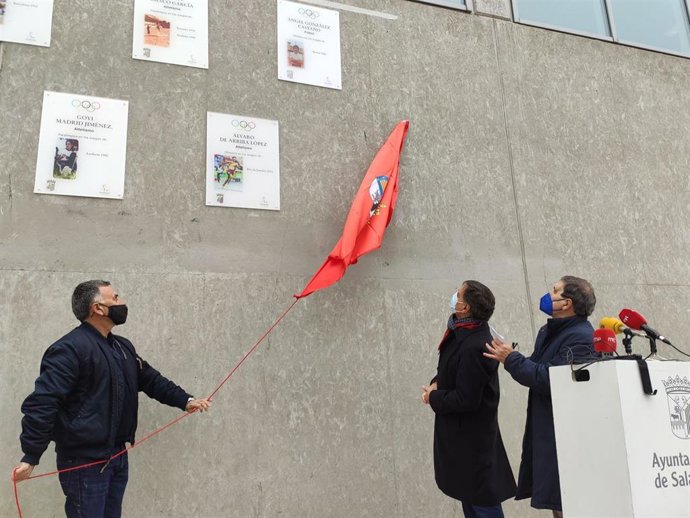 Inauguración de la placa dedicada a Ángel González.