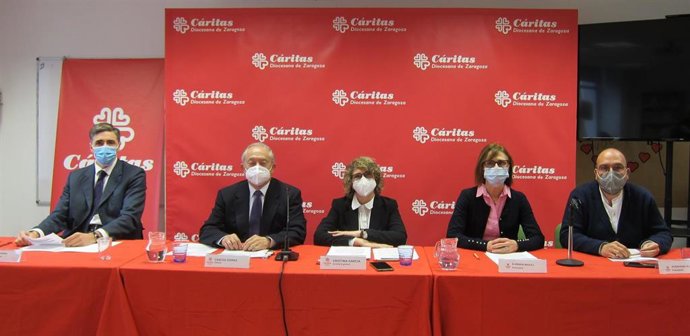 Voluntarios y responsables de Cáritas Zaragoza explican su labor y la campaña 'Construimos una comunidad que sueña'.