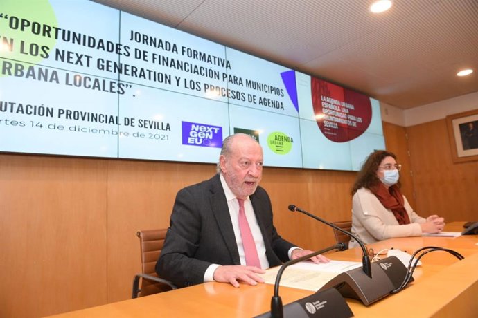 El presidente de la Diputación de Sevilla, Fernando Rodríguez Villalobos, en una jornada organizada en la sede de la institución.