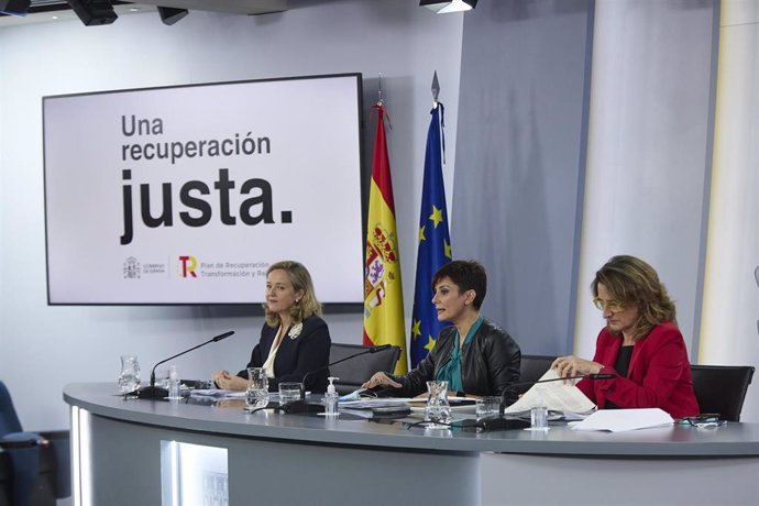 (I-D) La vicepresidenta primera y ministra de Asuntos Económicos y Transformación Digital, Nadia Calviño; la ministra Portavoz, Isabel Rodríguez; y la vicepresidenta tercera y ministra para la Transición Ecológica y el Reto Demográfico, Teresa Ribera, c