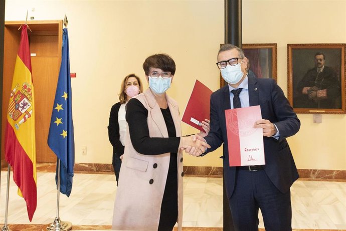 Catalina Martínez, presidenta de Amiga, y el rector de la UMU, José Luján, han sido los encargados de firmar el convenio en un acto celebrado en Convalecencia