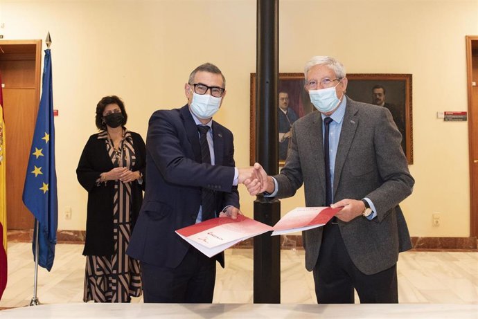 El rector de la UMU, José Luján, y el presidente de la Asociación Española Contra el Cáncer en la Región, Manuel Molina Boix