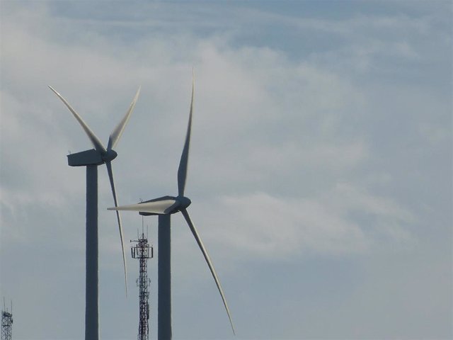Archivo - Aerogeneradores, molinos de viento, energía eólica