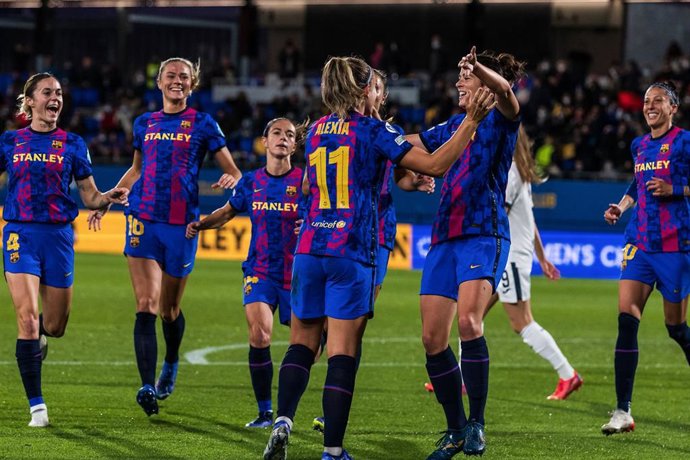 Archivo - Alexia Putellas celebrates with teammates Fridolina Rolfo, Aitana Bonmati, Mapi Leon and Marta Torrejon of FC Barcelona Femeni after scoring his goal during the UEFA Women's Champions League group C match between FC Barcelona Femeni and 1899 H