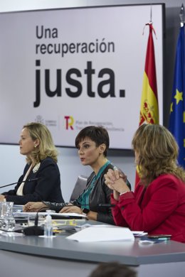 (I-D) La vicepresidenta primera y ministra de Asuntos Económicos y Transformación Digital, Nadia Calviño; la ministra Portavoz, Isabel Rodríguez; y la vicepresidenta tercera y ministra para la Transición Ecológica y el Reto Demográfico, Teresa Ribera, c