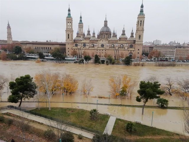El Ebro alcanzará 5,80 metros esta tarde en la capital aragonesa