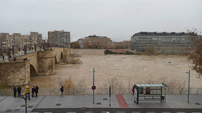 El río Ebro a su paso por el Puente de Piedra de Zaragoza este martes, 14 de diciembre.