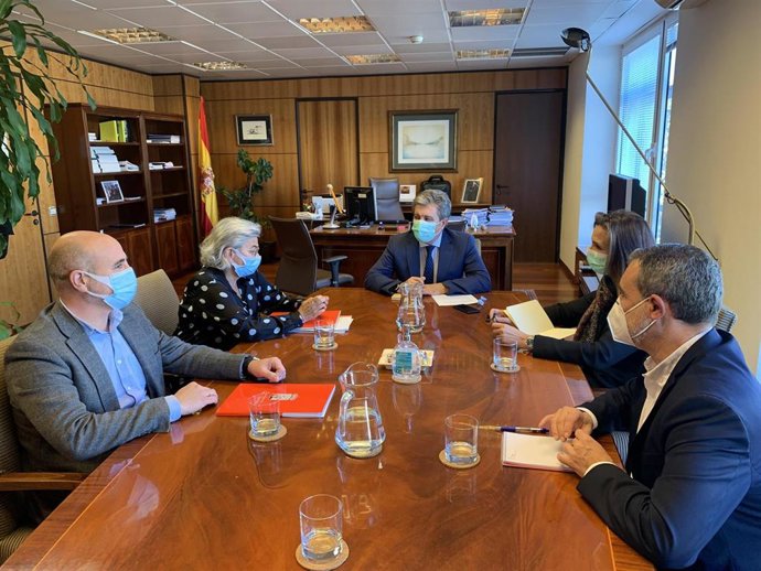 Reunión de la alcaldesa del Ayuntamiento de Gijón, Ana González, y otros cargos municipales, con el presidente de Sepides, Antonio Miguel Cervera, y la directora de negocios de la actividad inmobiliaria de esta sociedad, Cristina Salazar