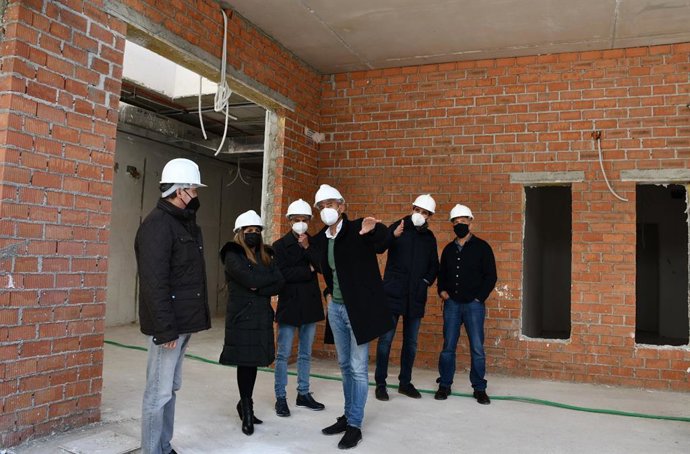 Irene García y el alcalde de Sanlúcar visitando el futuro centro de salud de La Dehesilla.