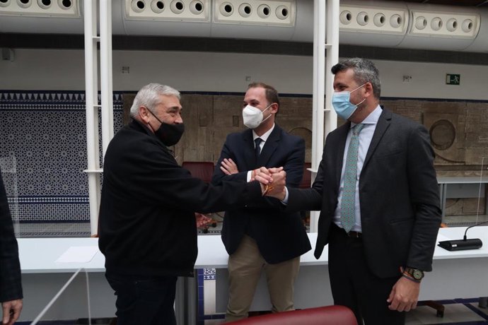 El portavoz liberal, Francisco Álvarez, a la izquierda