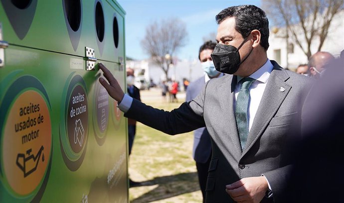 Archivo - El presidente de la Junta, Juanma Moreno, visita la exposición abierta con motivo del proyecto de economía circular de la Sierra de Cádiz. Prado del Rey, (Cádiz) a 18 de marzo 2021