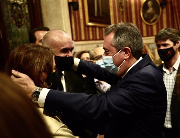 Juan Espadas (d) abraza a Antonio Muñoz, futuro alcalde de Sevilla, y a Sonia Gaya, tras anunciar cuándo se marchará del Ayuntamiento.